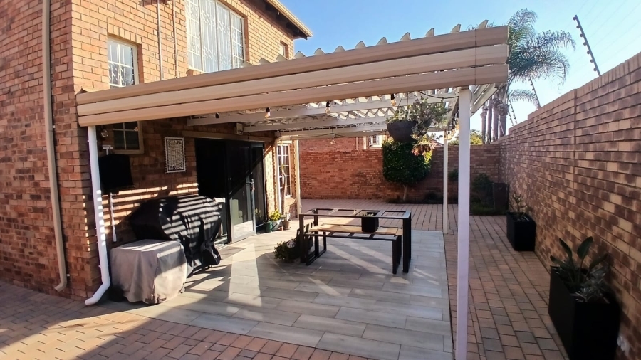 2 Bedroom Property for Sale in Rooihuiskraal North Gauteng