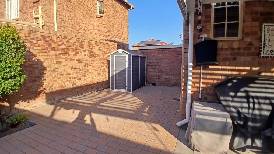 2 Bedroom Property for Sale in Rooihuiskraal North Gauteng