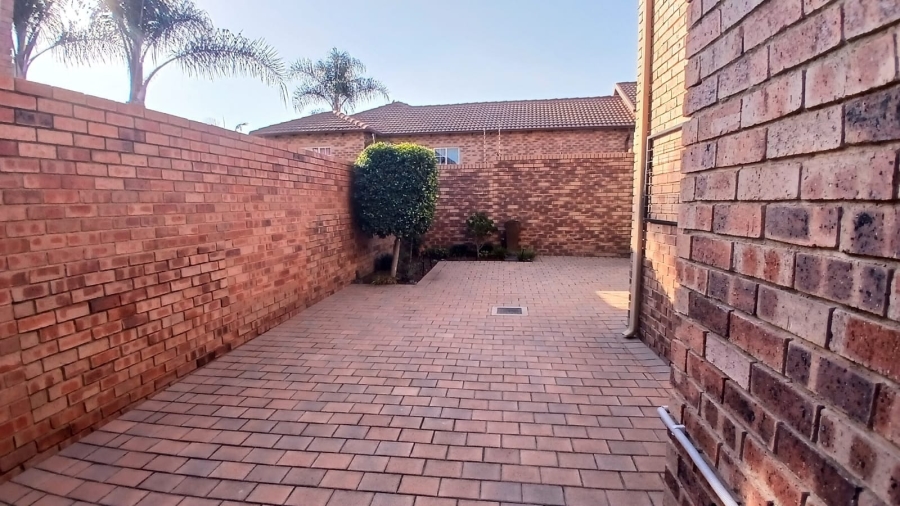 2 Bedroom Property for Sale in Rooihuiskraal North Gauteng