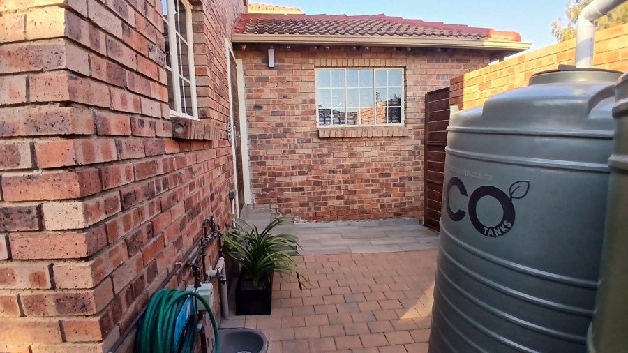 2 Bedroom Property for Sale in Rooihuiskraal North Gauteng