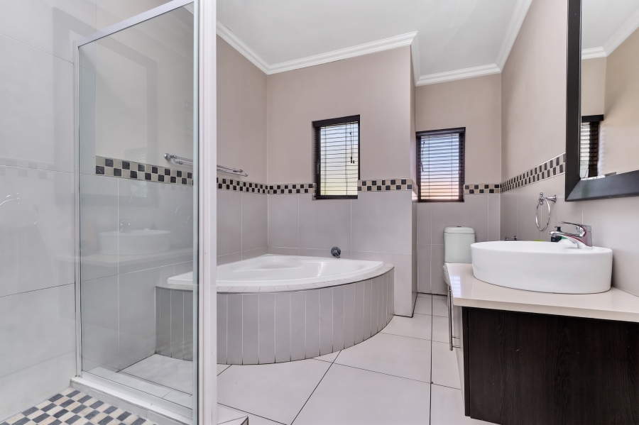 4 Bedroom Property for Sale in Broadacres Gauteng