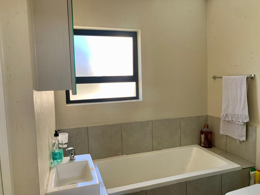 To Let 2 Bedroom Property for Rent in Beverley Gauteng