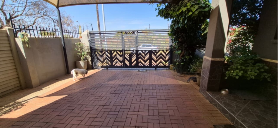 4 Bedroom Property for Sale in Laudium Gauteng