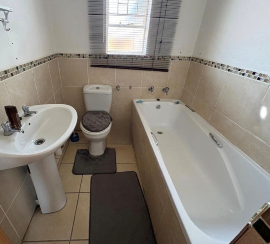 2 Bedroom Property for Sale in Finsbury Gauteng