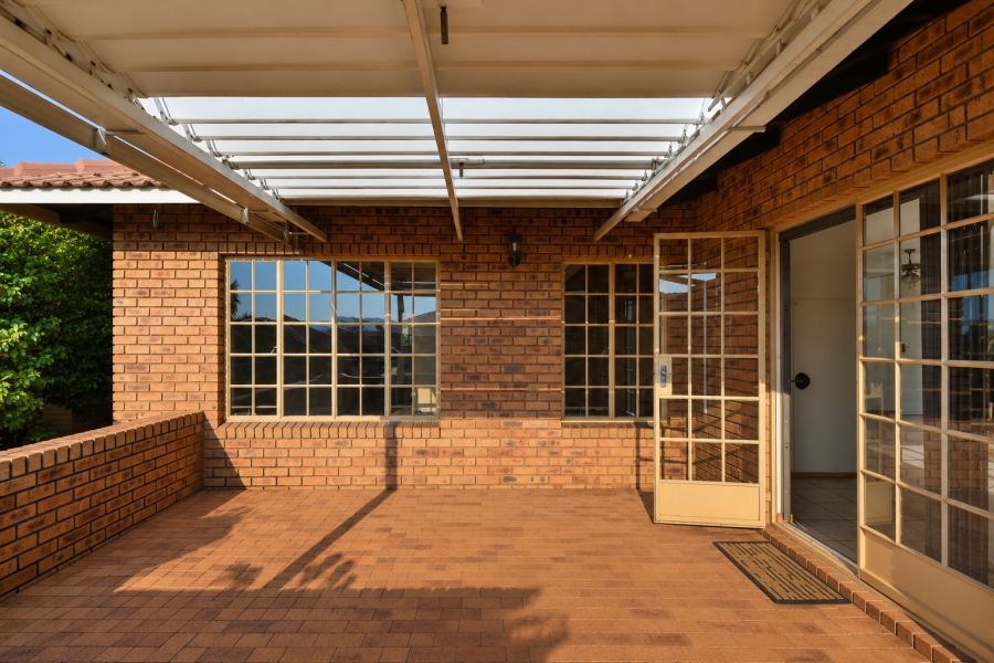 2 Bedroom Property for Sale in Faerie Glen Gauteng