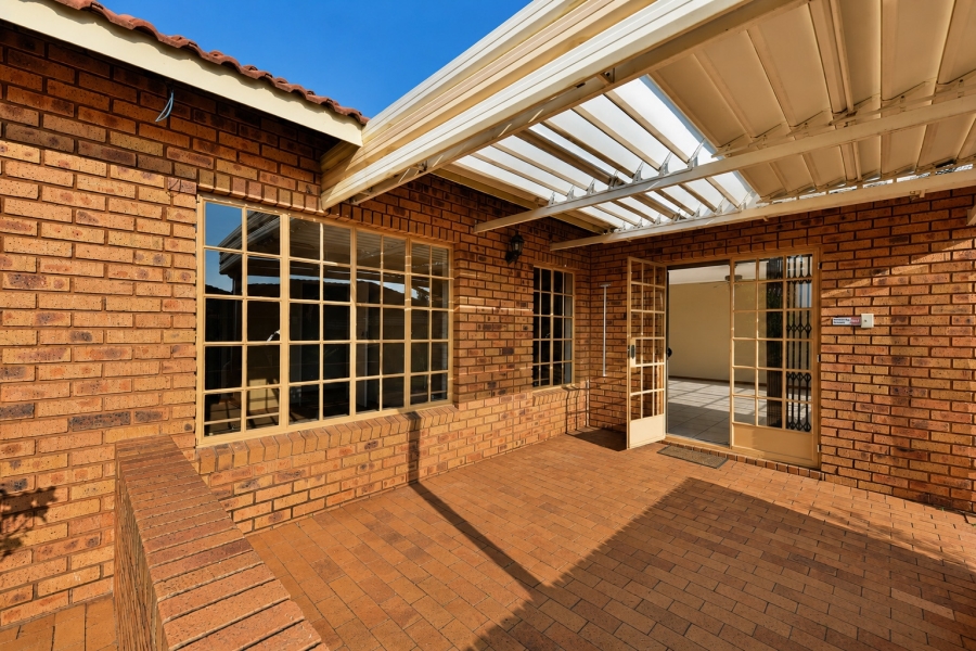 2 Bedroom Property for Sale in Faerie Glen Gauteng