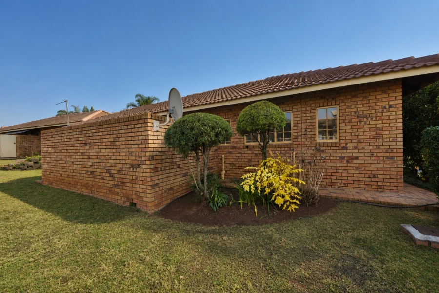 2 Bedroom Property for Sale in Faerie Glen Gauteng