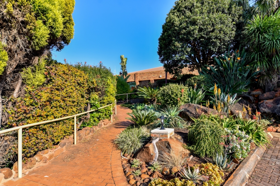 2 Bedroom Property for Sale in Faerie Glen Gauteng
