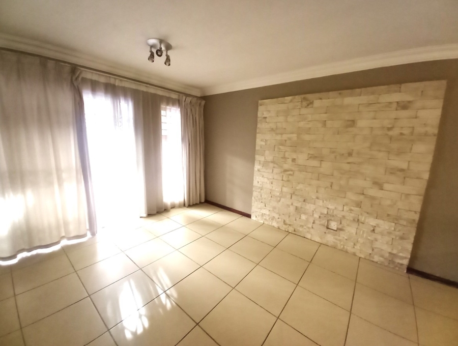 2 Bedroom Property for Sale in Nieuw Muckleneuk Gauteng