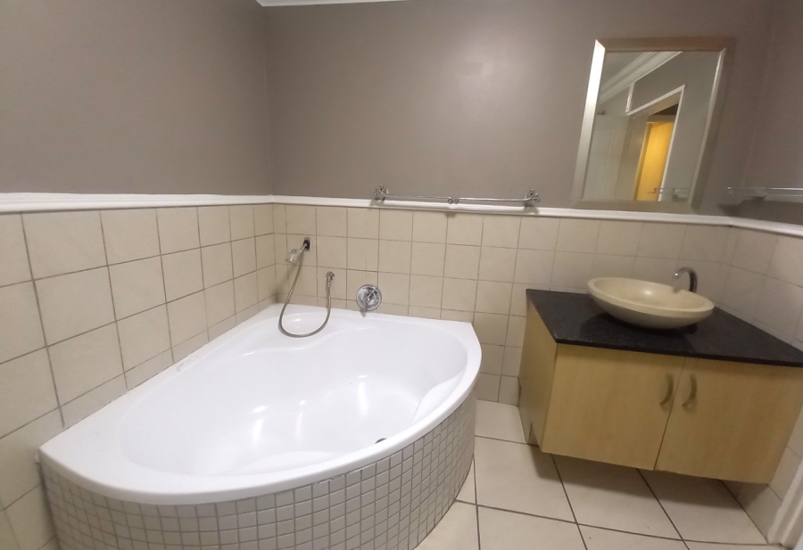 2 Bedroom Property for Sale in Nieuw Muckleneuk Gauteng
