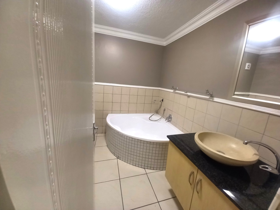 2 Bedroom Property for Sale in Nieuw Muckleneuk Gauteng