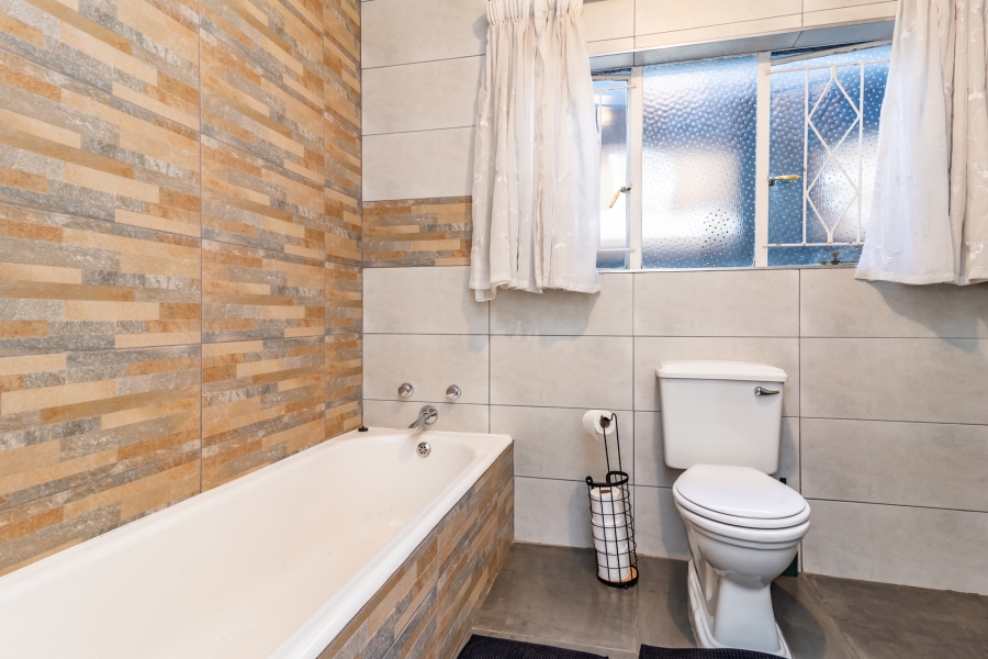 4 Bedroom Property for Sale in Helderkruin Gauteng