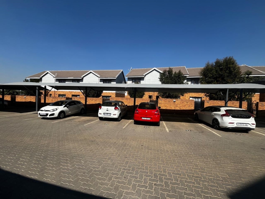 1 Bedroom Property for Sale in Blue Hills AH Gauteng