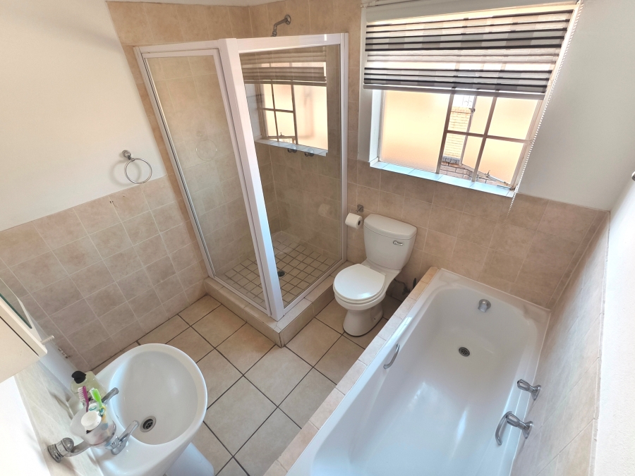 3 Bedroom Property for Sale in Kosmosdal Gauteng