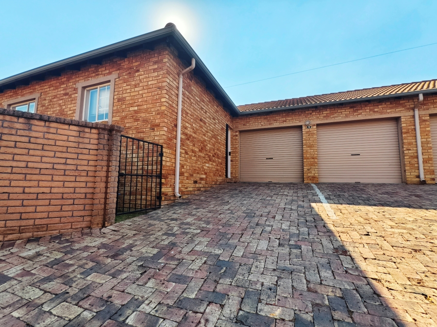 3 Bedroom Property for Sale in Kosmosdal Gauteng