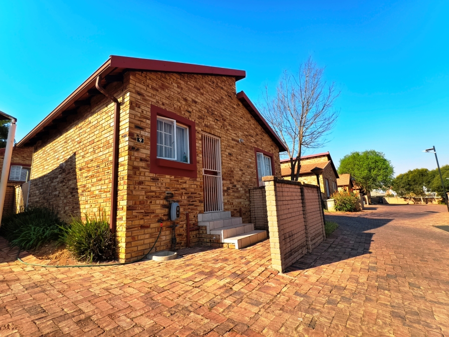 2 Bedroom Property for Sale in Kosmosdal Gauteng