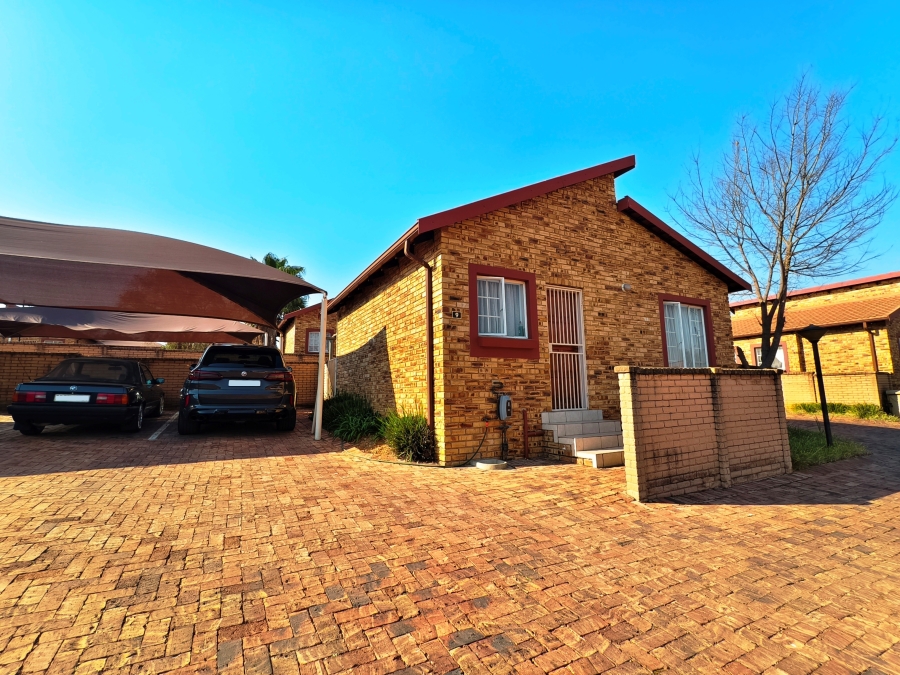 2 Bedroom Property for Sale in Kosmosdal Gauteng