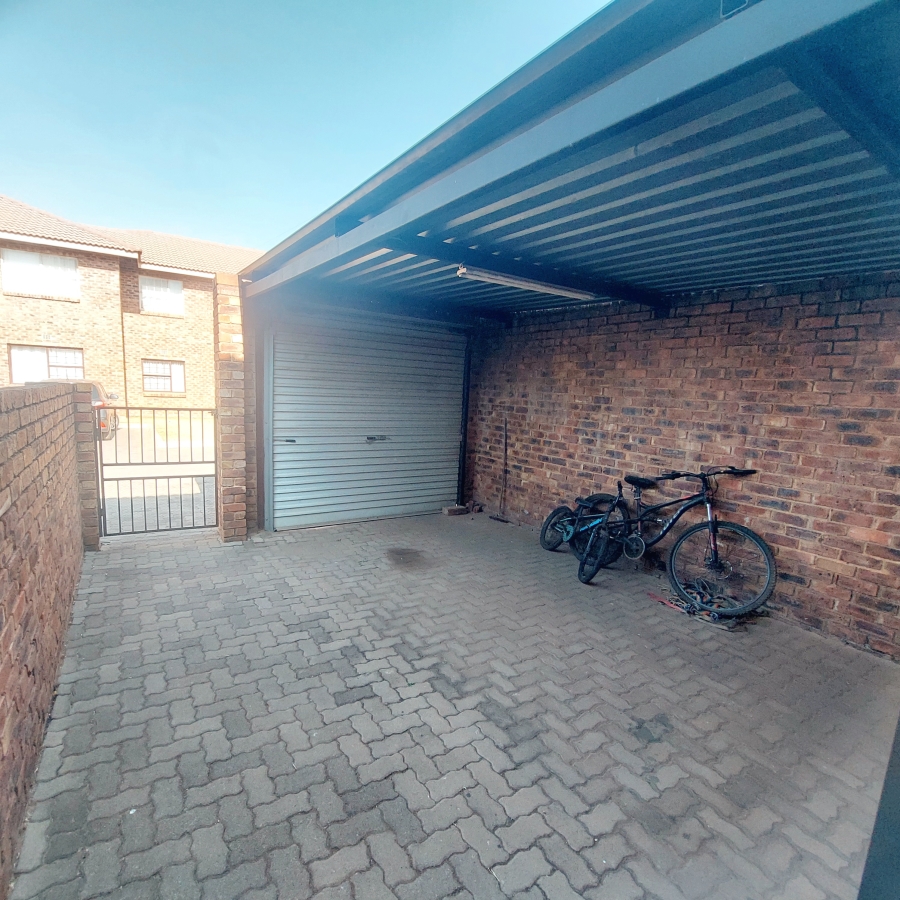 2 Bedroom Property for Sale in Crystal Park Gauteng