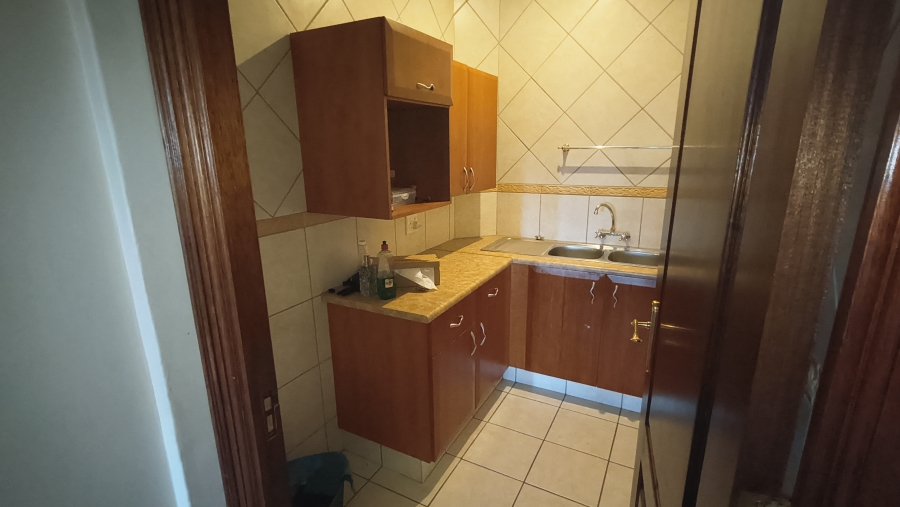 To Let Commercial Property for Rent in Die Hoewes Gauteng