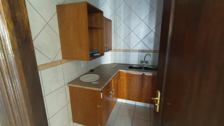 To Let Commercial Property for Rent in Die Hoewes Gauteng