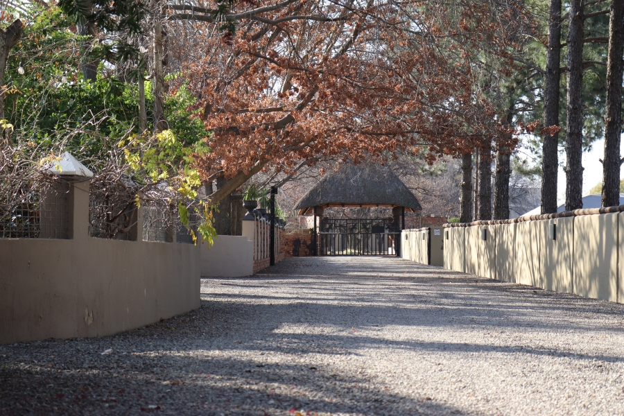 13 Bedroom Property for Sale in Mooilande Gauteng