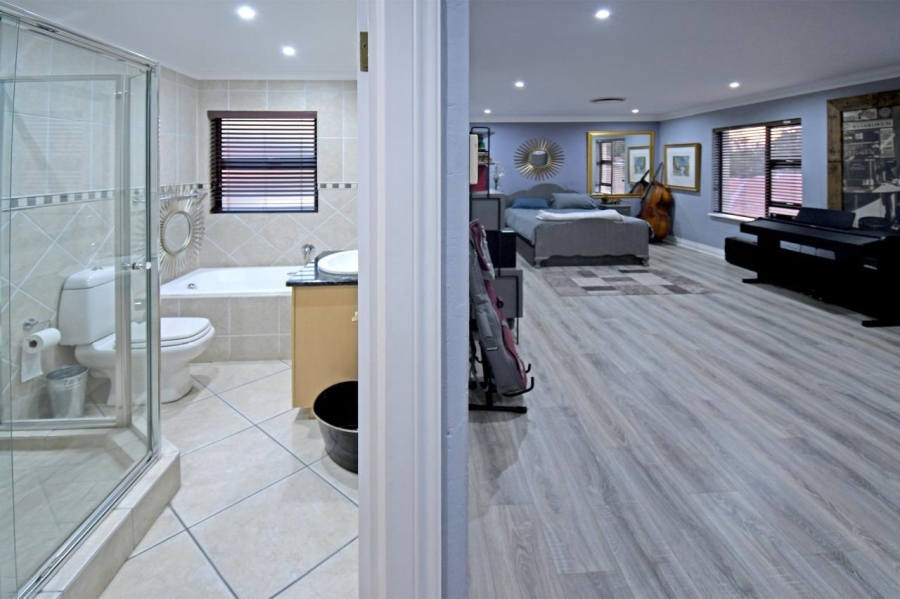 4 Bedroom Property for Sale in Waverley Gauteng