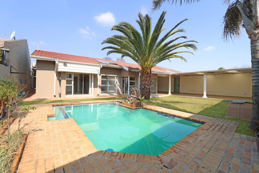 To Let 3 Bedroom Property for Rent in Woodmead Gauteng