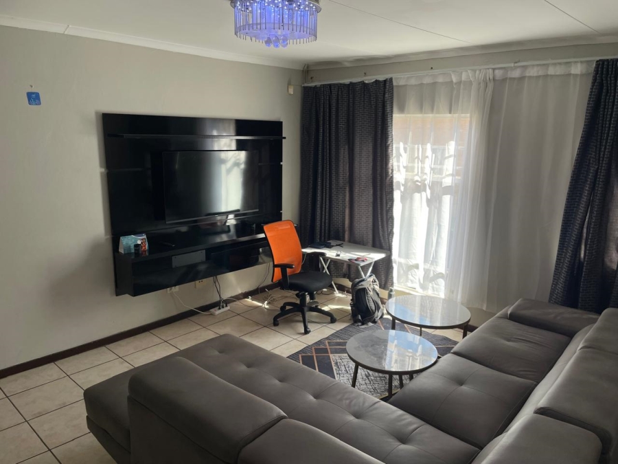 3 Bedroom Property for Sale in Die Hoewes Gauteng