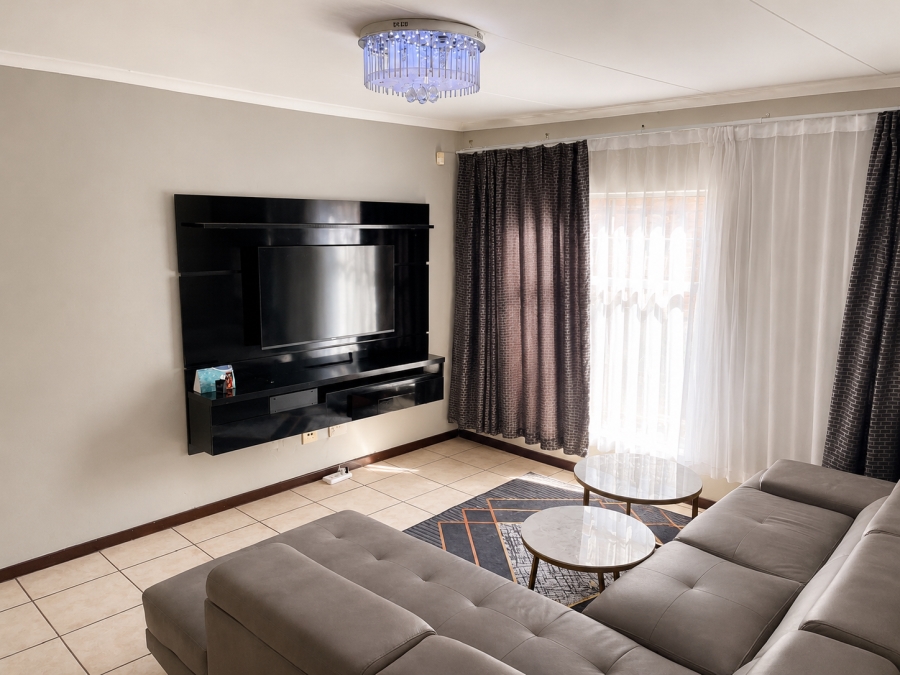 3 Bedroom Property for Sale in Die Hoewes Gauteng