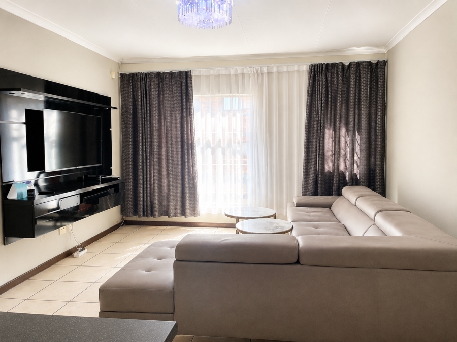 3 Bedroom Property for Sale in Die Hoewes Gauteng