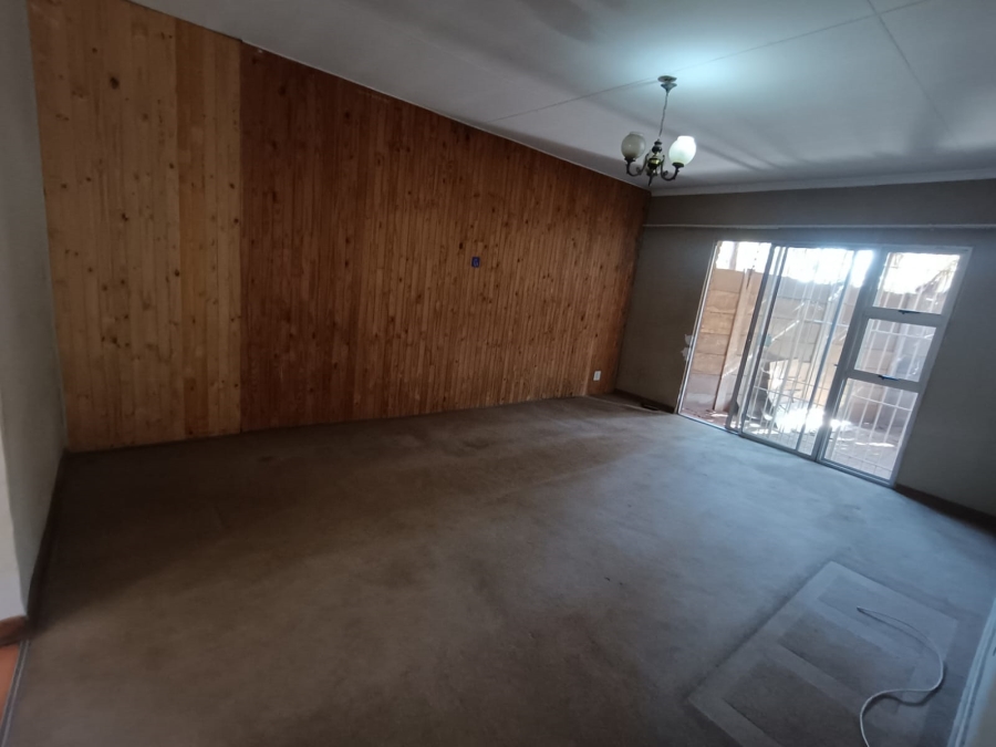 To Let 1 Bedroom Property for Rent in Flora Gardens Gauteng