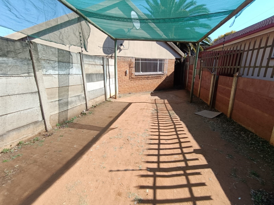 To Let 1 Bedroom Property for Rent in Flora Gardens Gauteng