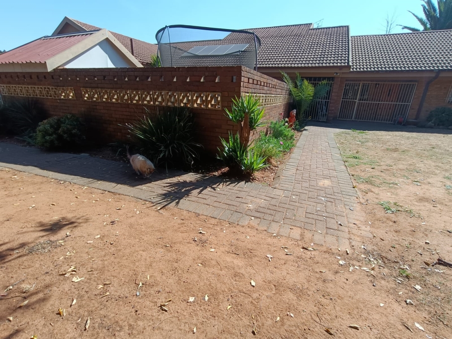 To Let 3 Bedroom Property for Rent in Flora Gardens Gauteng