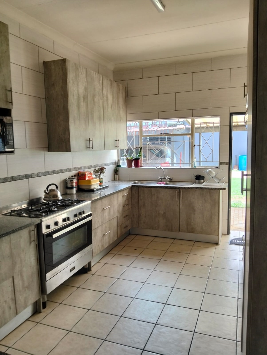7 Bedroom Property for Sale in Parkhill Gardens Gauteng