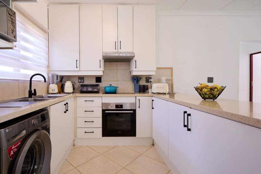 2 Bedroom Property for Sale in Crowthorne AH Gauteng