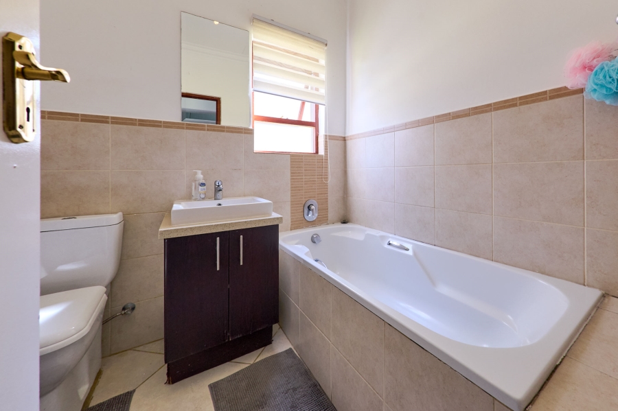2 Bedroom Property for Sale in Crowthorne AH Gauteng