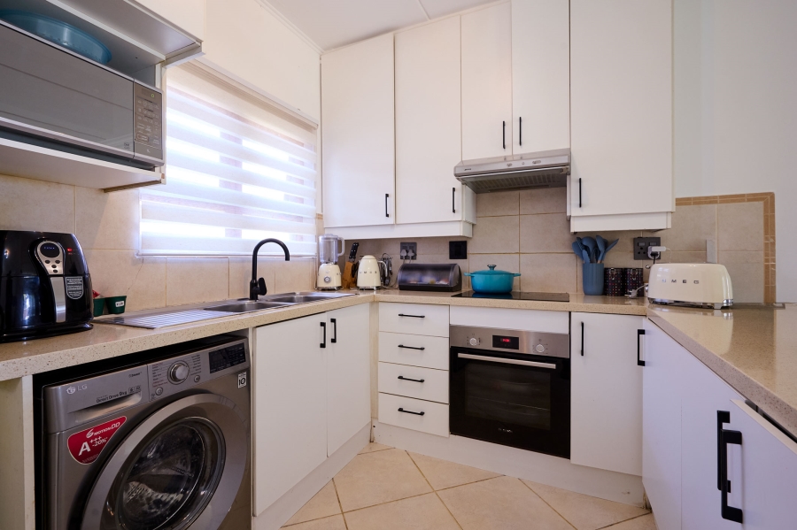 2 Bedroom Property for Sale in Crowthorne AH Gauteng