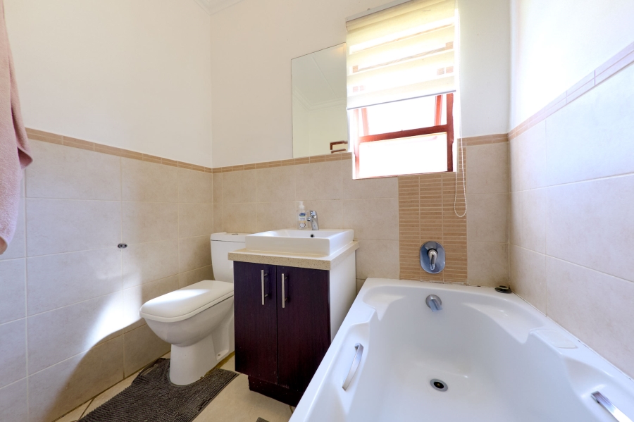 2 Bedroom Property for Sale in Crowthorne AH Gauteng