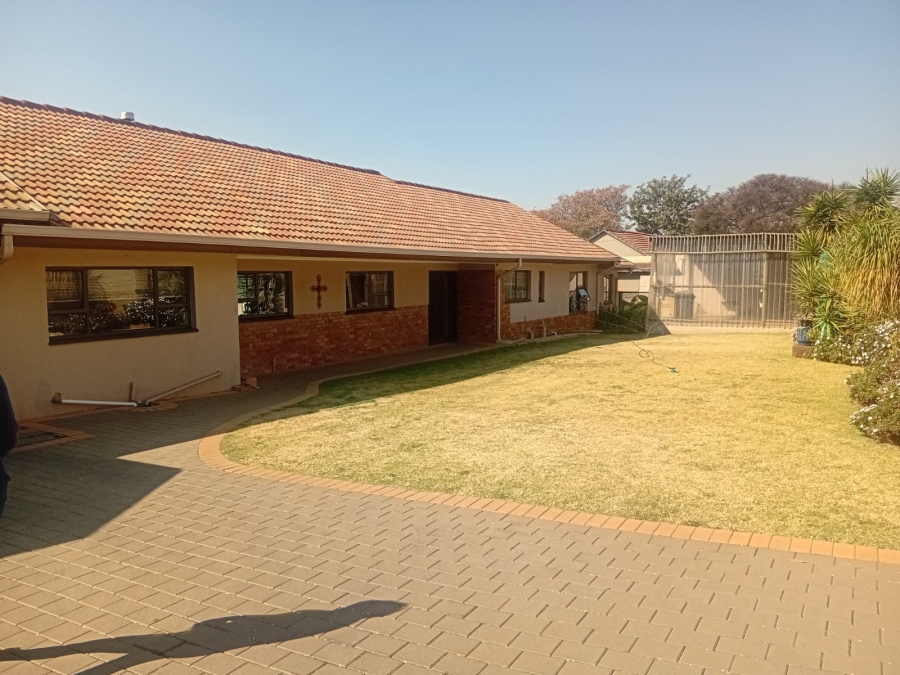 To Let 4 Bedroom Property for Rent in Kenmare Gauteng