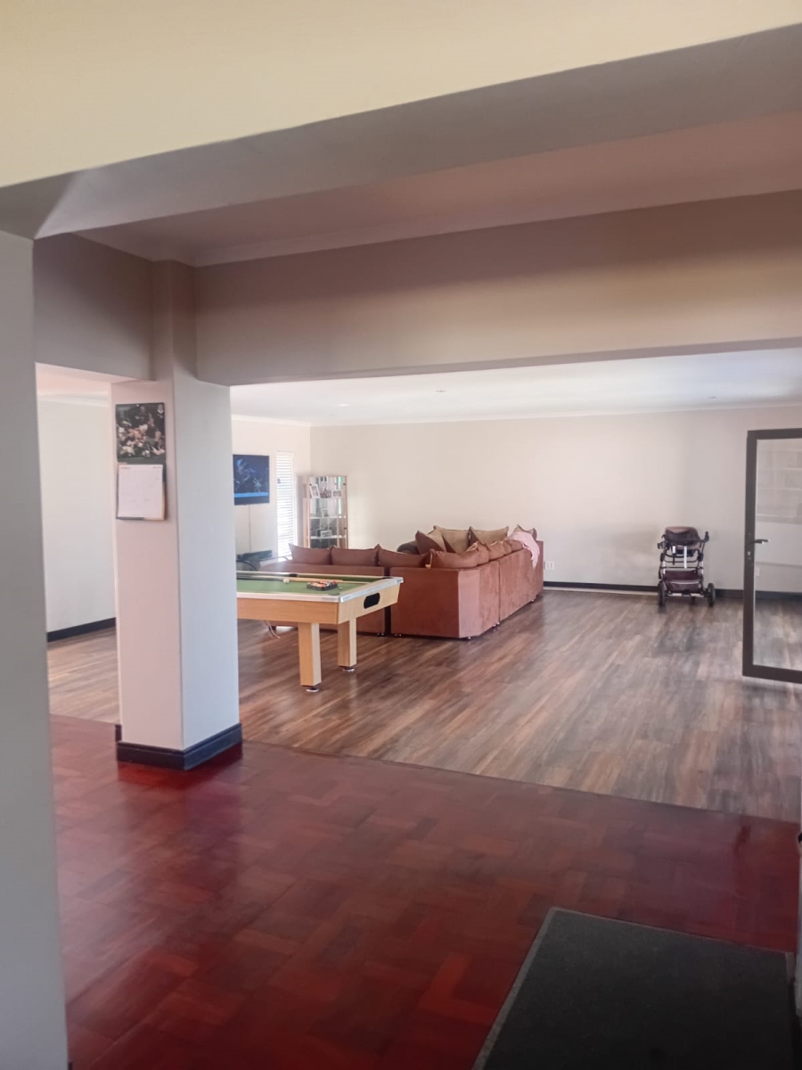To Let 4 Bedroom Property for Rent in Kenmare Gauteng
