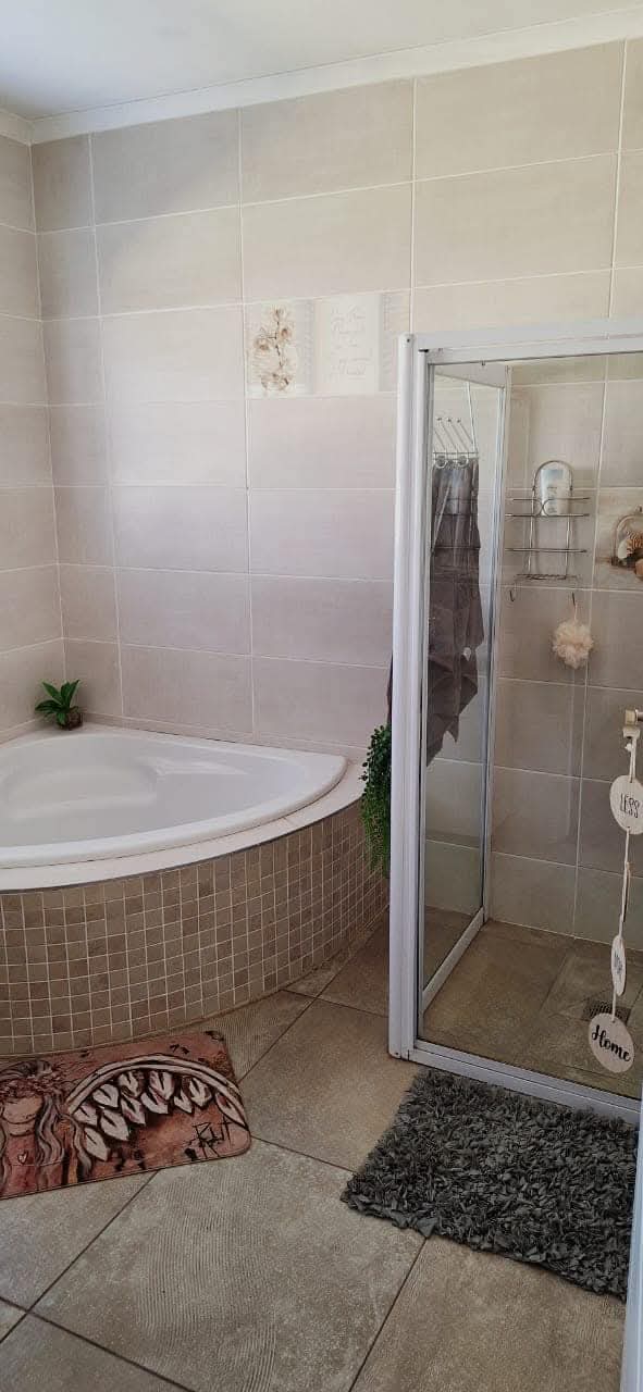 To Let 4 Bedroom Property for Rent in Kenmare Gauteng