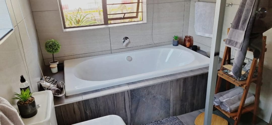 To Let 4 Bedroom Property for Rent in Kenmare Gauteng