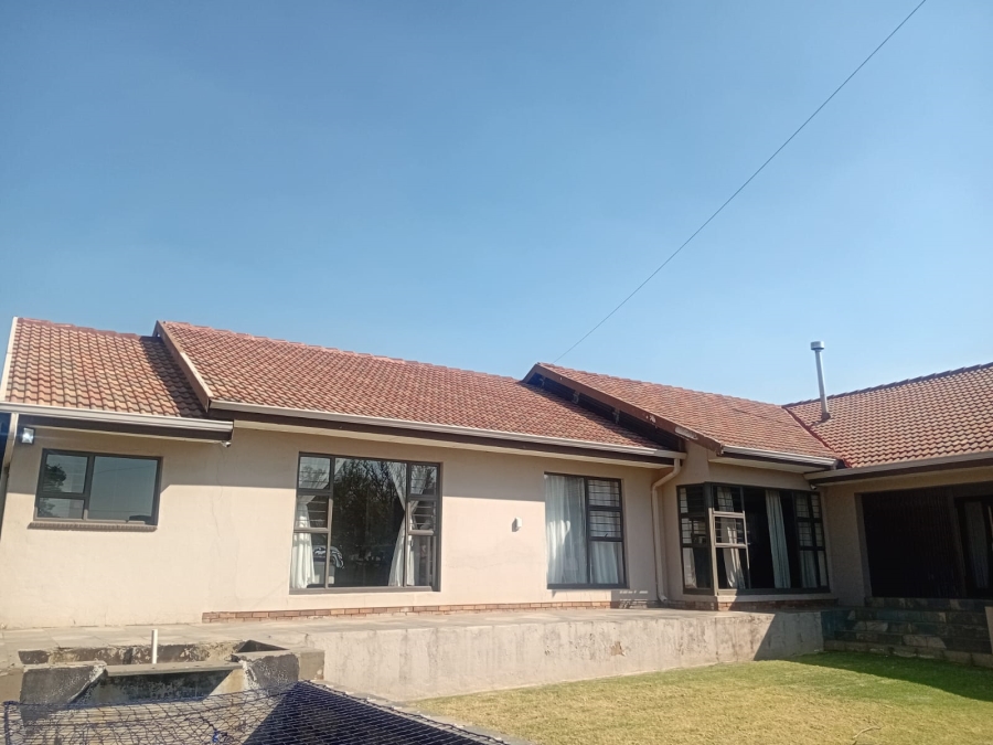 To Let 4 Bedroom Property for Rent in Kenmare Gauteng
