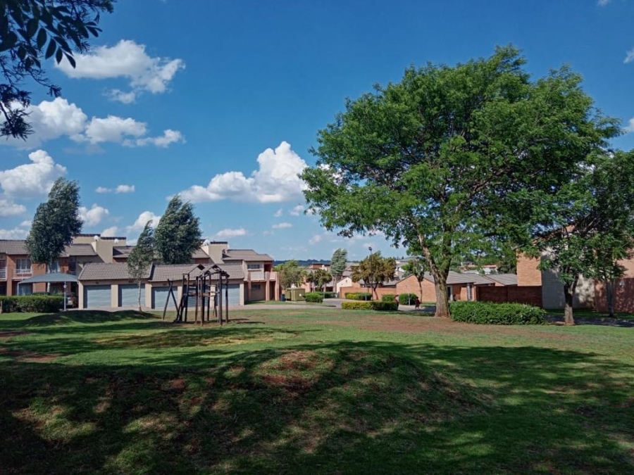 2 Bedroom Property for Sale in Erand Gardens Gauteng