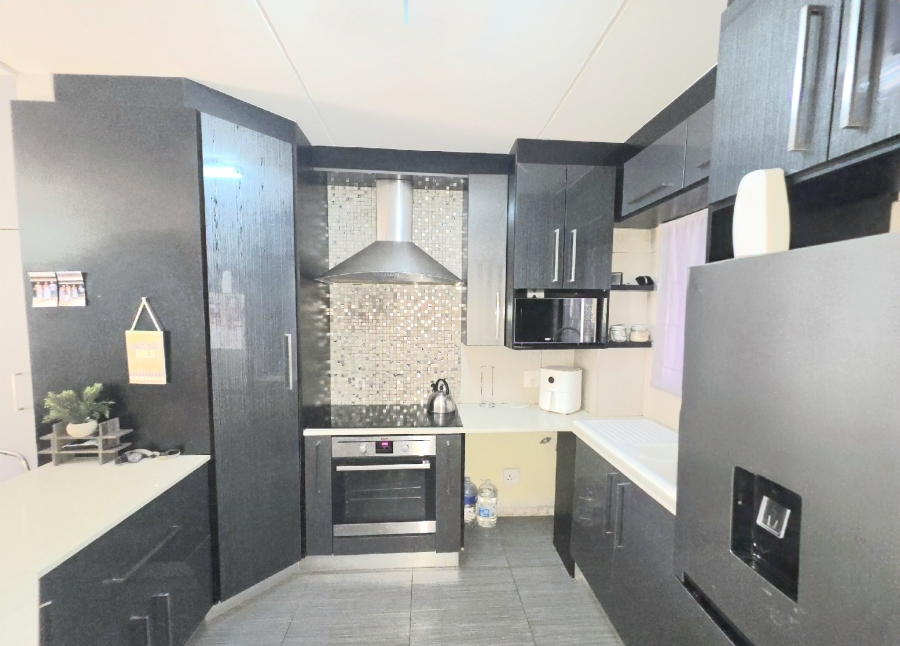2 Bedroom Property for Sale in Noordwyk Gauteng