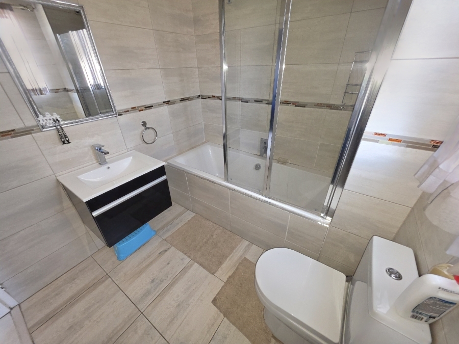 2 Bedroom Property for Sale in Noordwyk Gauteng