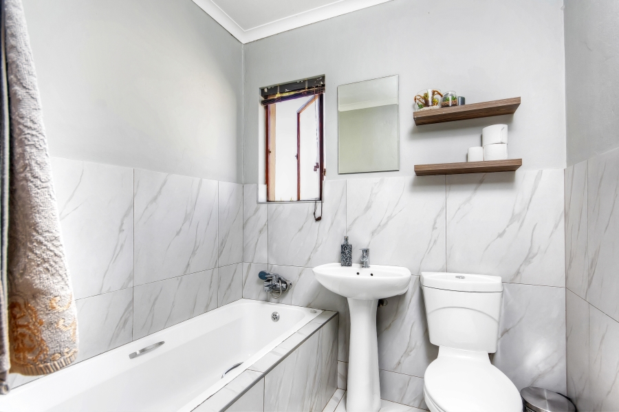 3 Bedroom Property for Sale in Kosmosdal Gauteng