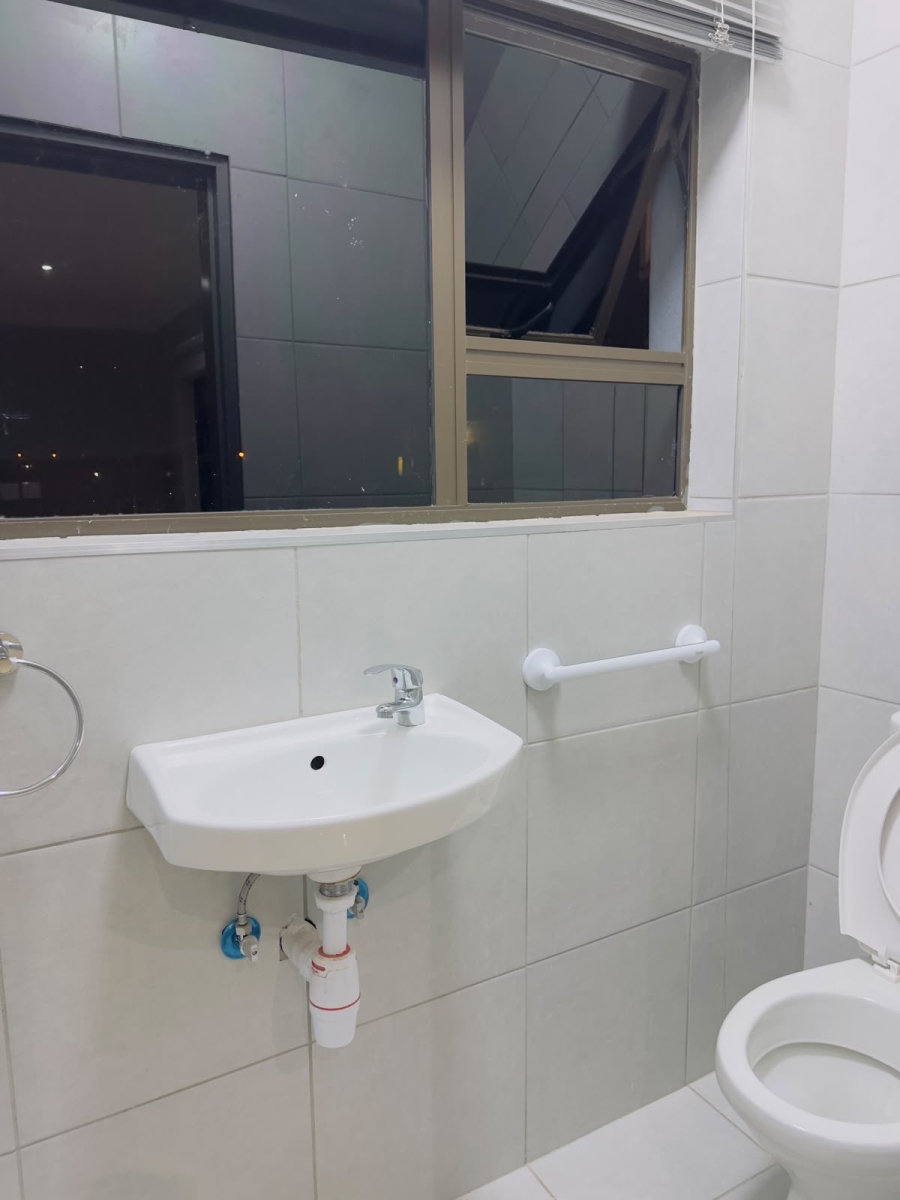 1 Bedroom Property for Sale in Blue Hills Gauteng