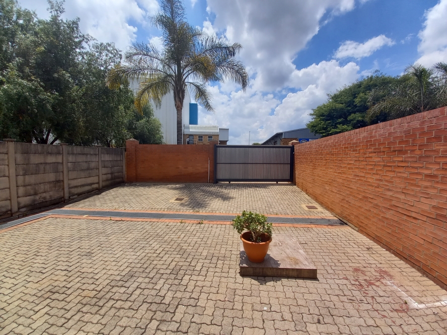 To Let Commercial Property for Rent in Hennopspark Gauteng