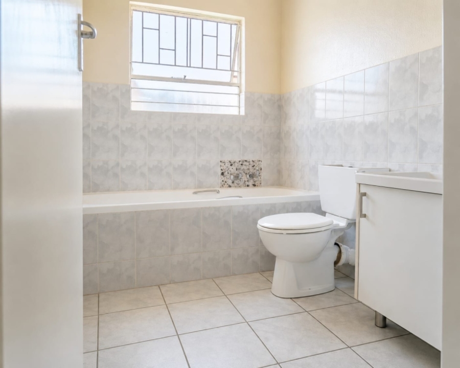 To Let 2 Bedroom Property for Rent in Vorna Valley Gauteng